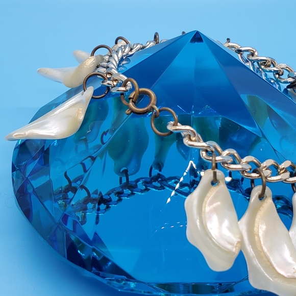 VINTAGE silvertone faux Mother Of Pearl 'seashell' charm bracelet 50s Cha-cha - Picture 5 of 5
